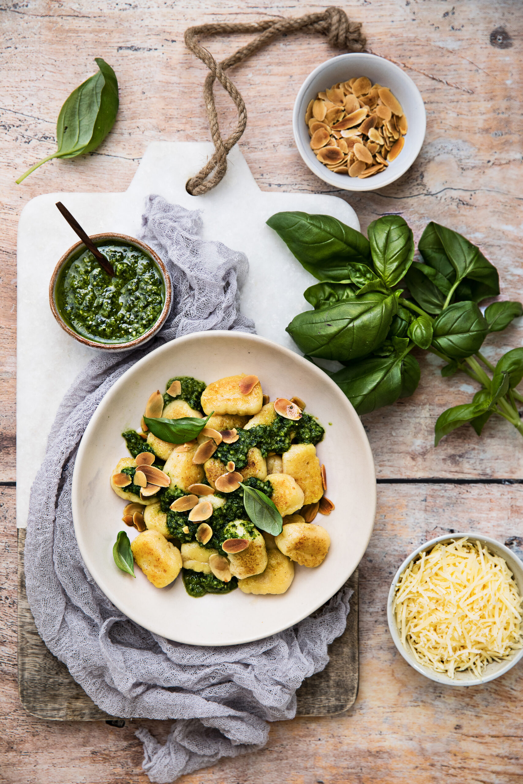 GNOCCHIS À L’EMMENTAL RÂPÉ BIO ET PESTO D’AMANDES