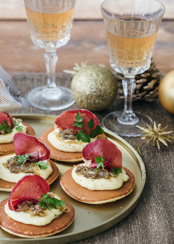 recette Blinis au confit d’échalotes, crème Emmental Entremont et coppa