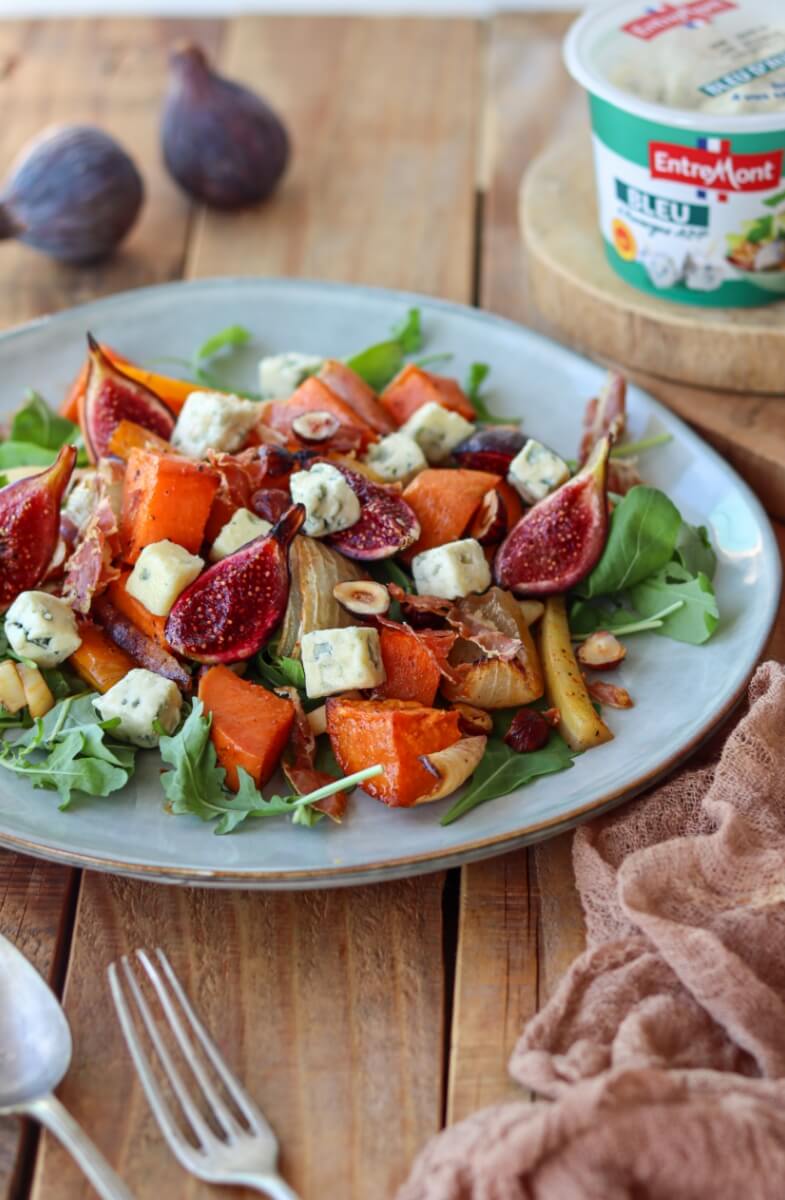 Salade aux figues, légumes rôtis et cubes de Bleu d'Auvergne Entremont.
