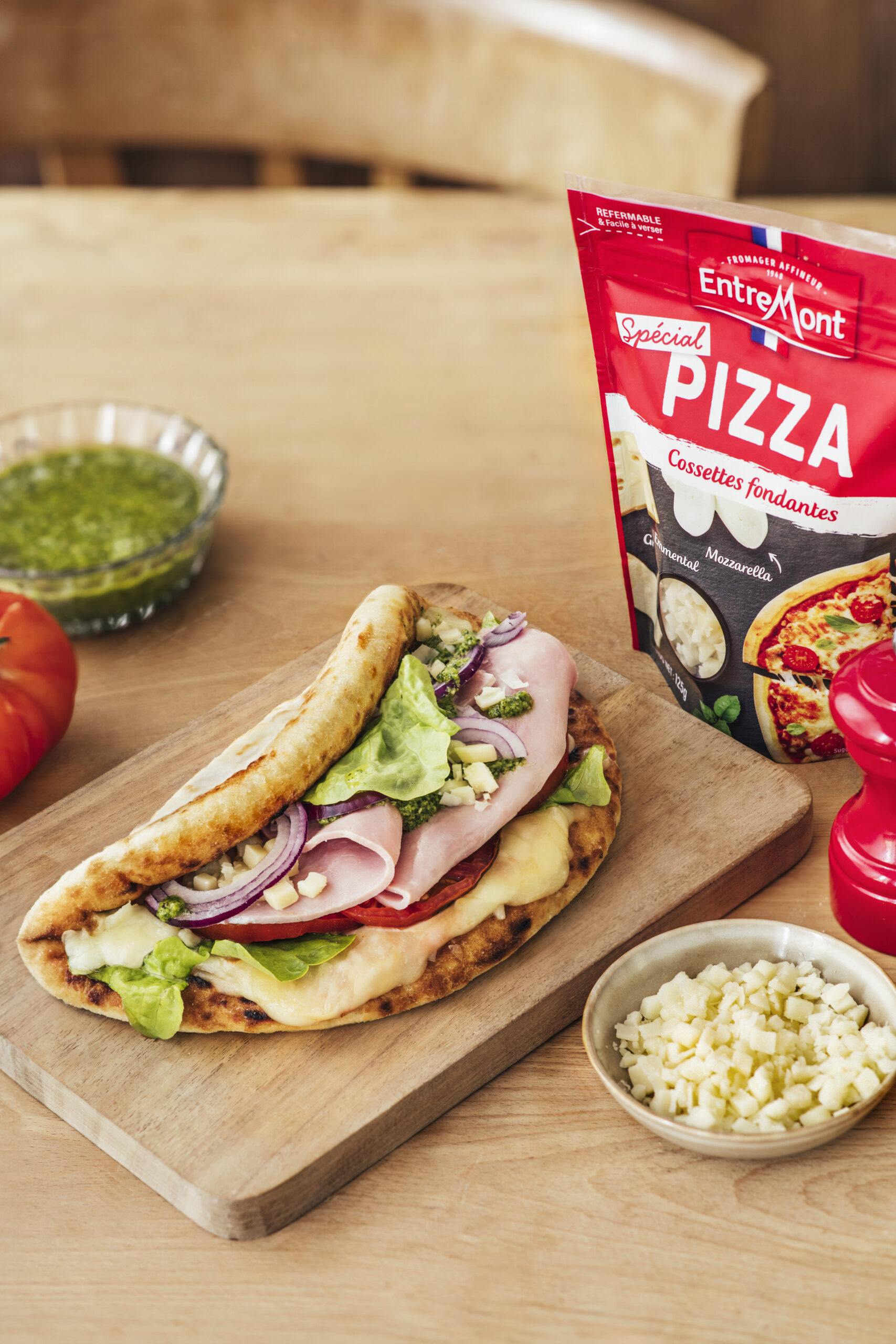 Pizza sandwich au pesto, jambon aux herbes et oignon rouge