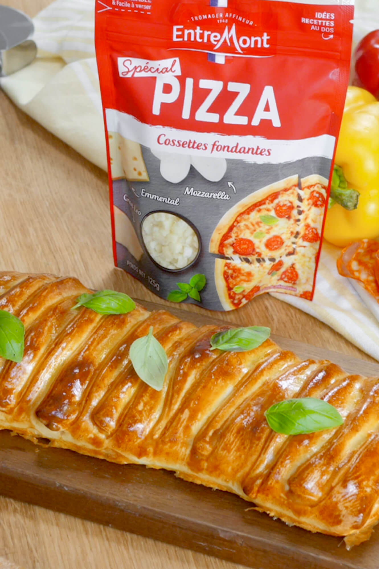Pizza tressée au chorizo, poivrons et Spécial Pizza Entremont