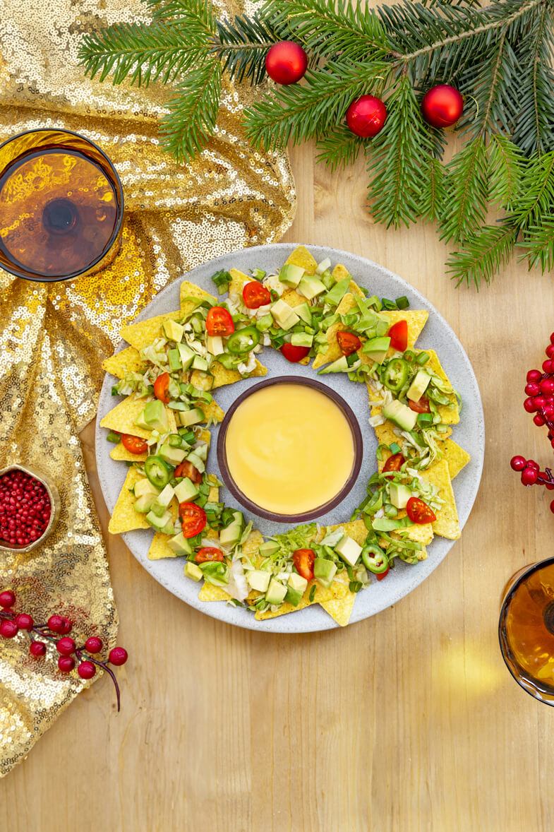 Couronne de nachos festive avec L’apéro à dipper chaud au cheddar