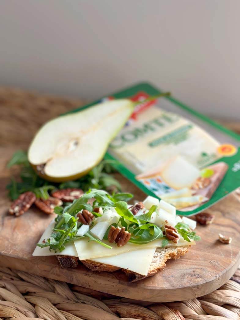Tartine au Comté Entremont, poires et noix