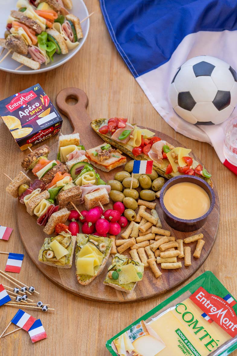 Planche baguettes et brochettes apéro avec l'apéro à dipper chaud spicy