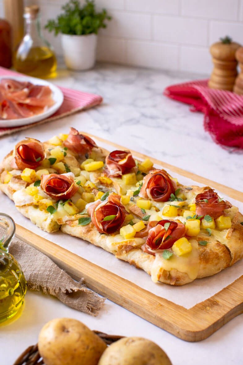 Pinsa à la raclette, pommes de terre et speck