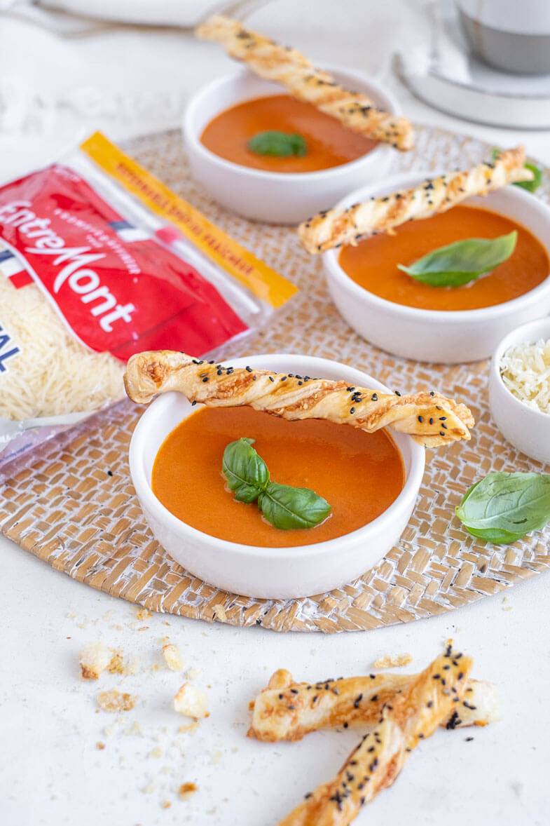 Crème de tomates avec bâtonnets de fromage